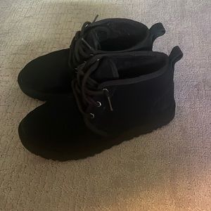 woman’s black neumel ugg boots